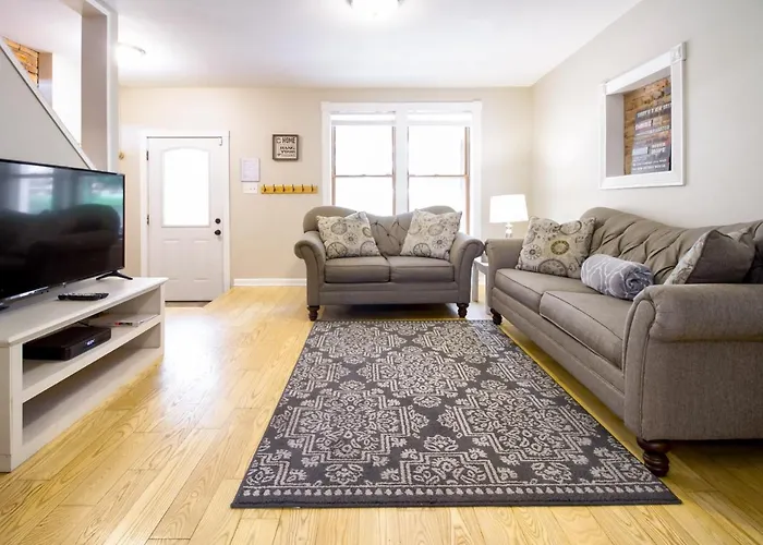 The Gray House By Gallaudet 4 Bedroom 3 Ba